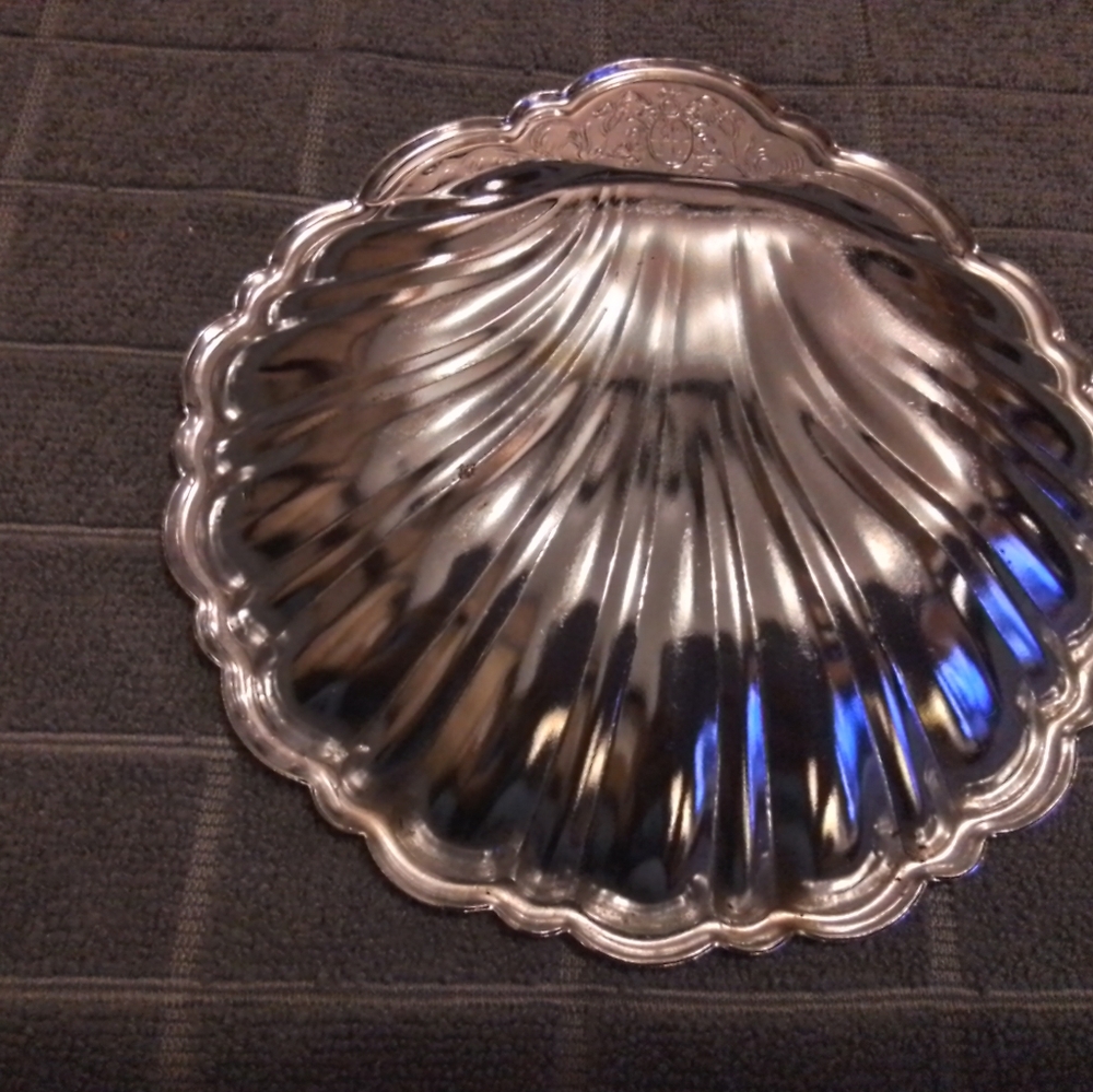 Elegant Silver Shell-Shaped Serving Dish - Picture 2 of 2
